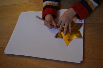 Mit dem Stift Formen umfahren verbessert die Auge-Hand Koordination.